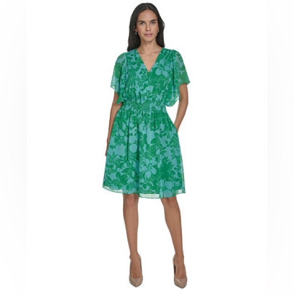 Dresses & Skirts - Jessica Howard 10p petite Green Floral V-Neck Short Sleeve Dress